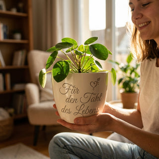 Personalisierter Blumentopf mit Gravur — Geschenk Kardiologin — im Wohnambiente