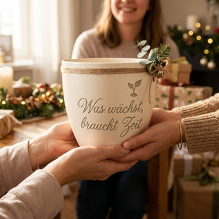 Personalisierter Blumentopf mit Gravur — Geschenk für Psychologen zur Praxiseröffnung — als persoenliche Geschenk-Uebergabe