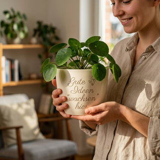 Personalisierter Blumentopf mit Gravur — Kreatives Geschenk Grafikdesigner — im Wohnambiente
