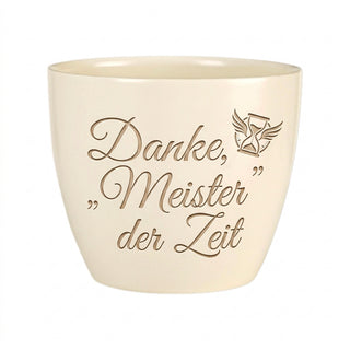 Personalisierter Blumentopf mit Gravur – Geschenk Uhrmacher zur Pensionierung — Detailansicht der Lasergravur