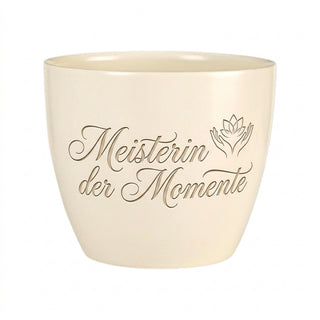 Personalisierter Blumentopf mit Gravur — Geschenk Zeremonienmeisterin Abschied — Detailansicht der Lasergravur