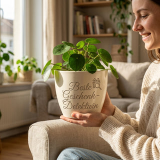 Personalisierter Blumentopf mit Gravur — Geschenk für die Geschenk-Detektivin — im Wohnambiente