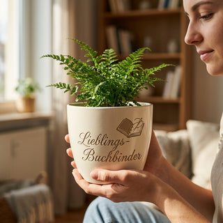 Personalisierter Blumentopf mit Gravur — Geschenk Buchbinder Abschied — im Wohnambiente