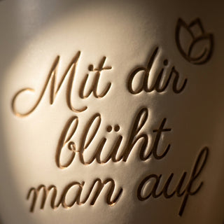 Geschenk für Physiotherapeutin – Blumentopf mit persönlicher Gravur — Detailaufnahme