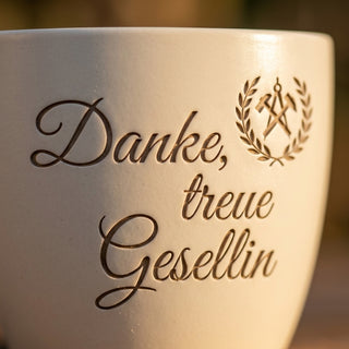 Personalisierter Blumentopf mit Lasergravur — Geschenk für treue Gesellin — Detailaufnahme