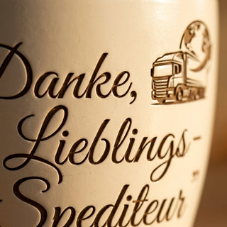 Personalisierter Blumentopf mit Gravur — Danke-Geschenk für Spediteure — Detailaufnahme