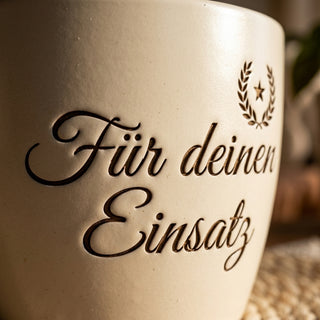 Personalisierter Blumentopf mit Gravur — Geschenk Werkstudentin Abschied — Detailaufnahme