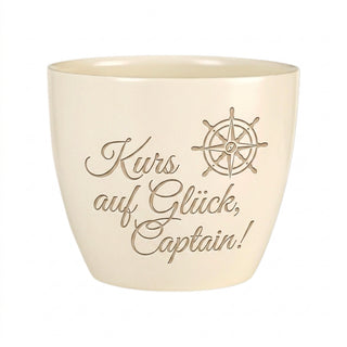 Personalisierter Blumentopf mit Gravur — Geschenk Flugkapitän — Detailansicht der Lasergravur