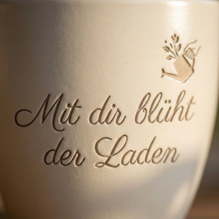 Personalisierter Blumentopf mit Gravur — Geschenk Store Manager Abschied — Detailaufnahme