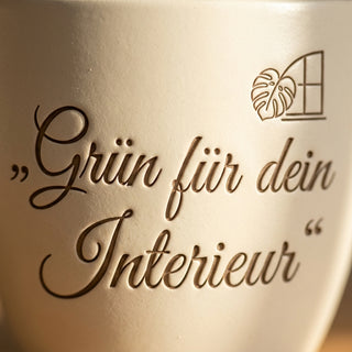 Personalisierter Blumentopf mit Gravur — Geschenk für Interior Designerin — Detailaufnahme