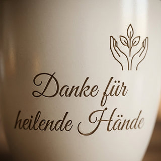Personalisierter Blumentopf mit Gravur — Danke Geschenk Sportmasseur — Detailaufnahme