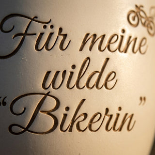 Blumentopf mit Gravur „Für meine wilde Bikerin" — Personalisiertes Geschenk für Motorrad-Fahrerinnen — Detailaufnahme