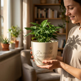 Personalisierter Blumentopf mit Gravur — Danke-Geschenk für Skilehrer — im Wohnambiente