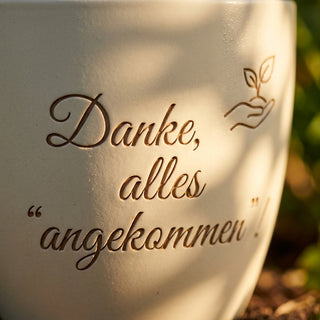 Personalisierter Blumentopf mit Gravur — Geschenk Speditionskaufmann Abschied — Detailaufnahme