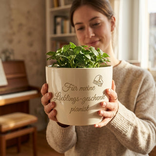 Persönliches Geschenk für Pianisten – Gravierter Blumentopf mit Stil — im Wohnambiente