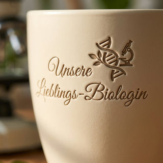 Blumentopf mit Lasergravur 'Unsere Lieblings-Biologin' — Geschenk für Biologin — Detailaufnahme