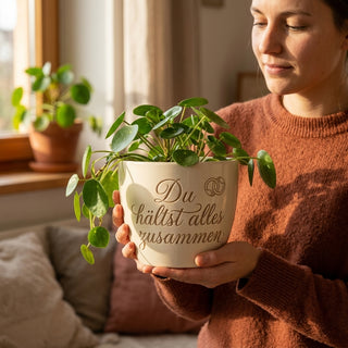 Personalisierter Blumentopf 'Du hältst alles zusammen' — Geschenk Schweißerin — im Wohnambiente