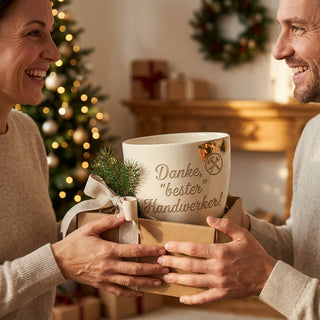 Personalisierter Blumentopf mit Gravur — Geschenk Haustechniker Dankeschön — als persoenliche Geschenk-Uebergabe