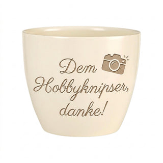 Personalisierter Blumentopf mit Gravur — Dankeschön für Hobbyfotografen — Detailansicht der Lasergravur