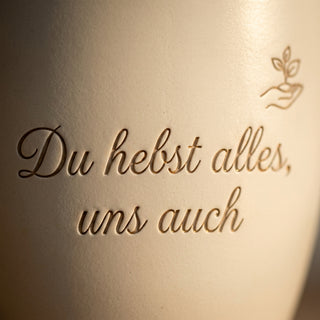 Personalisierter Blumentopf mit Gravur — Geschenk Staplerfahrer Abschied — Detailaufnahme