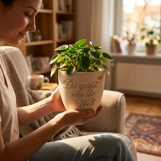 Personalisierter Blumentopf mit Gravur — Geschenk Reiseleiterin Abschied — im Wohnambiente