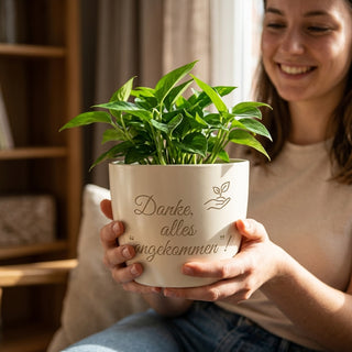 Personalisierter Blumentopf mit Gravur — Geschenk Speditionskaufmann Abschied — im Wohnambiente