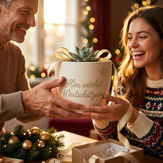 Personalisierter Blumentopf mit Gravur — Geschenk Geschäftsführerin — als persoenliche Geschenk-Uebergabe