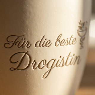 Personalisierter Blumentopf mit Gravur — Geschenk Drogistin Abschied — Detailaufnahme