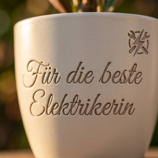 Personalisierter Blumentopf mit Gravur — Geschenk Elektrikerin Abschied — Detailaufnahme