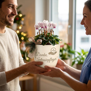 Personalisierter Blumentopf — Geschenk Intensivpfleger Danke — als persoenliche Geschenk-Uebergabe