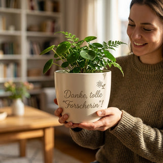 Personalisierter Blumentopf mit Gravur — Danke Geschenk für Forscherinnen — im Wohnambiente