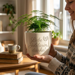 Personalisierter Blumentopf "Liebe Jubilarin, danke!" — Jubiläumsgeschenk Frau — im Wohnambiente