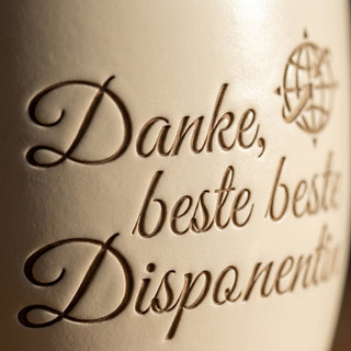Personalisierter Blumentopf mit Gravur — Danke Geschenk Disponentin — Detailaufnahme