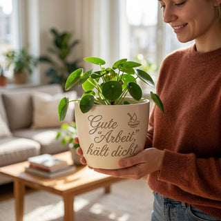 Personalisierter Blumentopf mit Gravur — Geschenk Installateur — im Wohnambiente