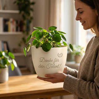 Personalisierter Blumentopf mit Gravur — Geschenk Visagistin Danke & Abschied — im Wohnambiente