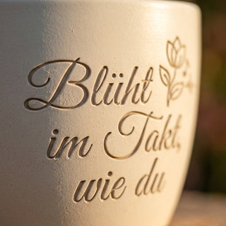 Persönliches Geschenk für Schlagzeuger – Blumentopf mit Gravur 'Blüht im Takt, wie du' — Detailaufnahme