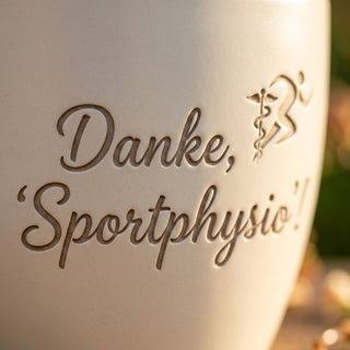 Personalisierter Blumentopf mit Gravur — Danke Geschenk Sportphysiotherapeut — Detailaufnahme