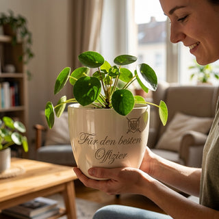 Blumentopf mit Gravur — Geschenk Offizier Beförderung Soldat — im Wohnambiente