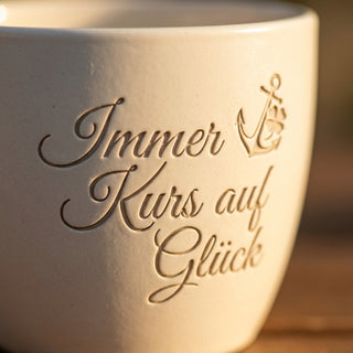Personalisierter Blumentopf mit Gravur — Geschenk Seemann Abschied & Geburtstag — Detailaufnahme