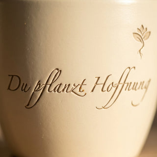 Personalisierter Blumentopf „Du pflanzt Hoffnung“ — Geschenk für Streetworker — Detailaufnahme