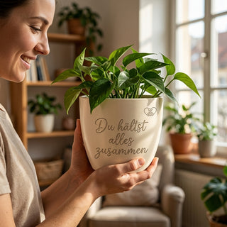 Personalisierter Blumentopf mit Gravur — Geschenk Disponentin Abschied — im Wohnambiente