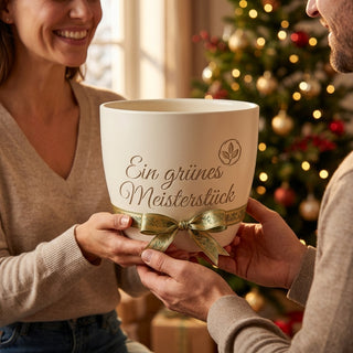 Personalisierter Blumentopf mit Gravur — Geschenk Goldschmied Meisterstück — als persoenliche Geschenk-Uebergabe