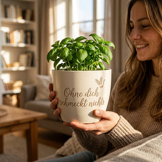Blumentopf mit Gravur "Ohne dich schmeckt nichts" — Geschenk Köchin — im Wohnambiente