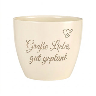 Geschenk für Weddingplanerinnen – Blumentopf mit Gravur 'Große Liebe, gut geplant' — Detailansicht der Lasergravur