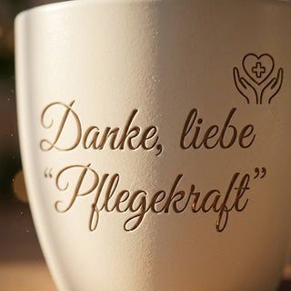 Blumentopf mit Gravur Danke Pflegekraft — Geschenk für Altenpflegerin — nahaufnahme