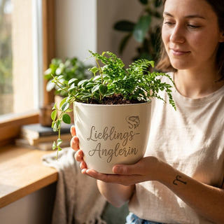 Personalisierter Blumentopf mit Gravur — Geschenk Fischerin Anglern — im Wohnambiente