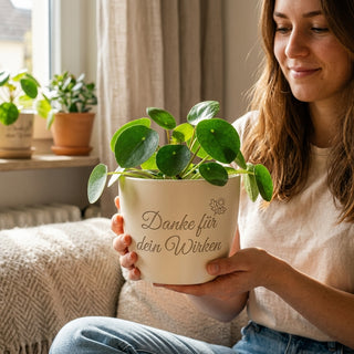 Einzigartiger Blumentopf mit Gravur – Geschenk für Gemeindereferent — im Wohnambiente