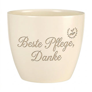 Personalisierter Blumentopf mit Gravur — Geschenk für Pflegekraft — Detailansicht der Lasergravur