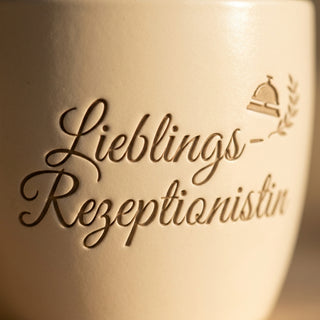 Blumentopf »Lieblings-Rezeptionistin« mit Gravur — Geschenk Rezeptionistin — Detailaufnahme