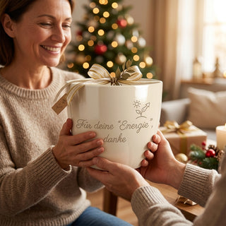 Personalisierter Blumentopf mit Gravur — Geschenk Energetikerin — als persoenliche Geschenk-Uebergabe